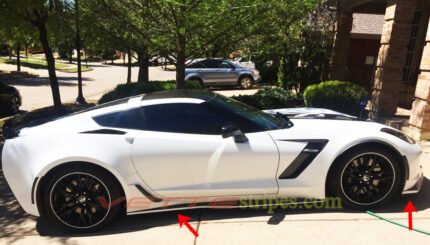 White C7 Z06 front splitter and side skirt pinstripes