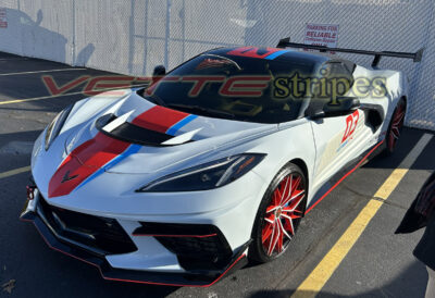 White C8 corvette Stingray vert with cardinal red and rapid blue racing stripes
